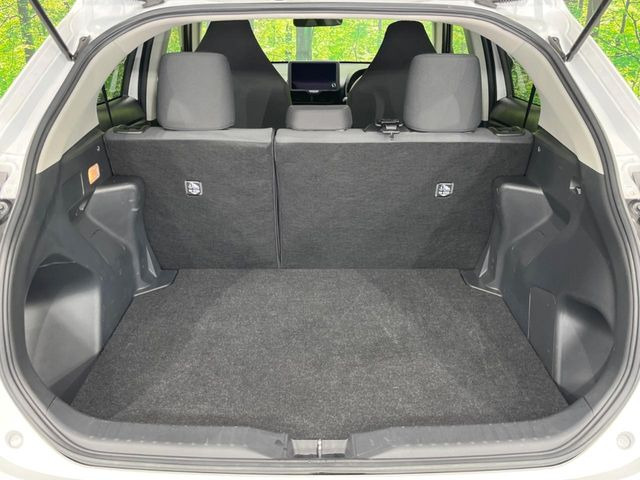 ���i�̂���������ʋ΁A���}���ɏ\���ȉ׎��X�y�[�X���m�ۂ��Ă���܂��B�Z�J���h�V�[�g��|���ƁA�傫�ȉו��̐ύڂ��\�ł���