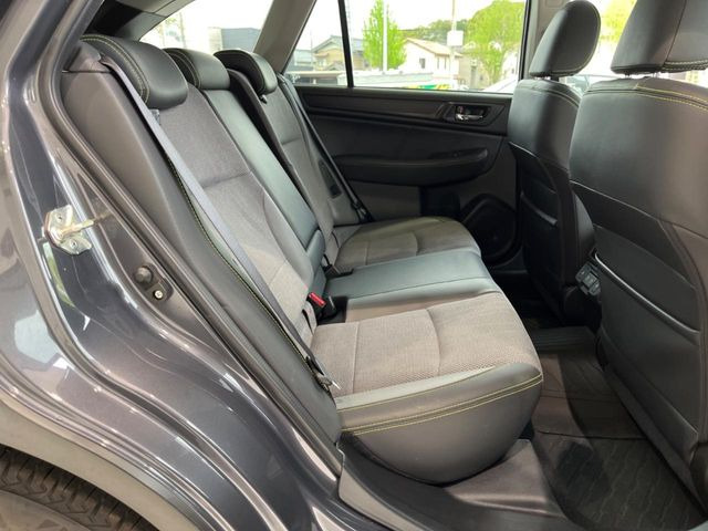 後部座席も気になるようなキズ・汚れやへたり等、大きなダメージはなく、良好な状態です。