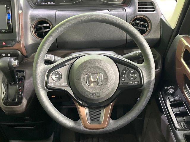 �C���e���A�ɍ��킹���f�U�C���̃X�e�A�����O�́A�^�]�������̂��Ƃ��l���A�^�]���₷���`��A�傫���ł��B�����x�A���ۂɐG���Ă��m���߂��������B