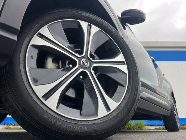 �y�����A���~�z�C�[���z�O�ςɃ}�b�`���������A���~�z�C�[���𑕒����Ă���܂��B�e��ЊO�A���~�z�C�[����A�X�^�b�h���X�^�C�����戵�����Ă���܂��B���񂲑��k����������