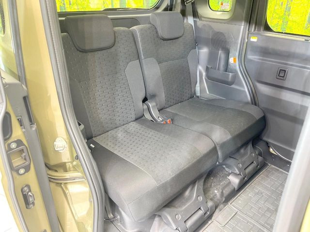 後部座席も気になるようなキズ・汚れやへたり等、大きなダメージはなく、良好な状態です。