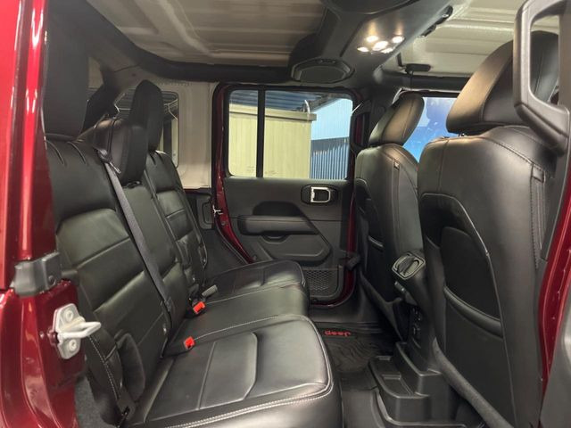 ●後部座席も気になるようなキズ・汚れやへたり等、大きなダメージはなく、良好な状態です。