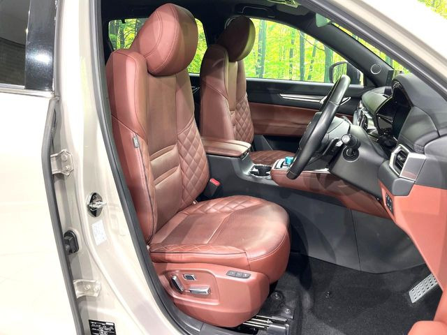 【本革シート】上質な本革を使用し、高級感あふれる本革シート。常に体に触れる部分だから、座り心地の良さにはこだわりたいですね♪汚れの付着や劣化を抑制する内装コーティング施工もおススメですよ♪