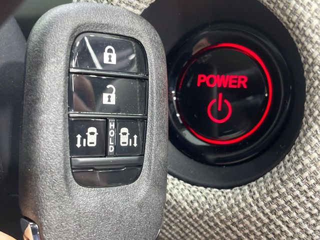 �yHonda�X�}�[�g�L�[�z�J�o����|�P�b�g�ɓ��ꂽ�܂܂ł��h�A�̎{���E�������\�ȃX�}�[�g�L�[�𑕔��B�G���W���̃I���E�I�t�����J�M�����o���K�v����������Ƃ��Ă��֗��ł���