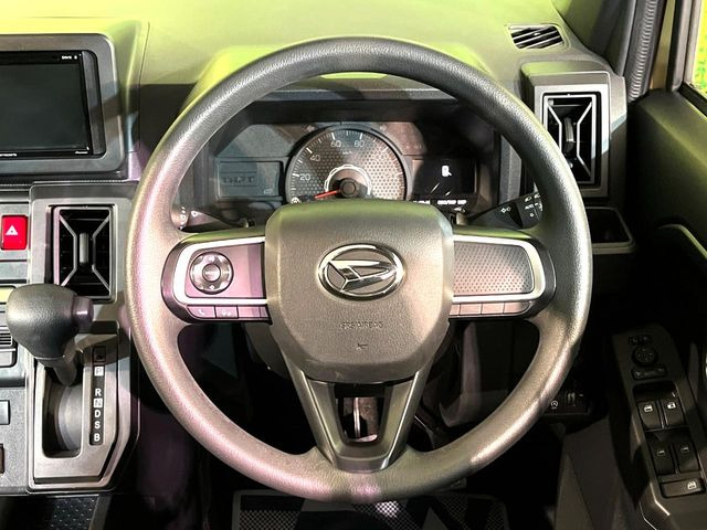 �C���e���A�ɍ��킹���f�U�C���̃X�e�A�����O�́A�^�]�������̂��Ƃ��l���A�^�]���₷���`��A�傫���ł��B�����x�A���ۂɐG���Ă��m���߂��������B