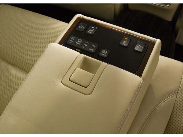 後席もVIP装備!後席センターコンソールの画像です!こちらのお車には、後席にもパワーシートが装備されています!更にオーディオなども後席から操作出来るなど豪華!ゲストに喜んで頂ける装備ですね!