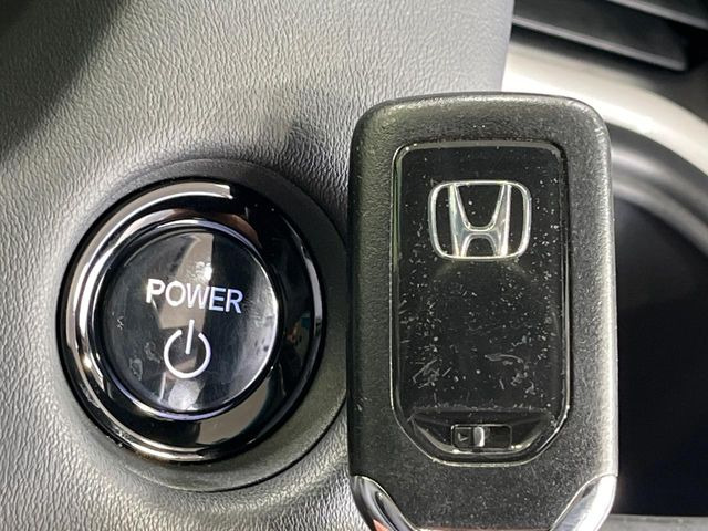 �yHonda�X�}�[�g�L�[�z�J�o����|�P�b�g�ɓ��ꂽ�܂܂ł��h�A�̎{���E�������\�ȃX�}�[�g�L�[�𑕔��B�G���W���̃I���E�I�t�����J�M�����o���K�v����������Ƃ��Ă��֗��ł���