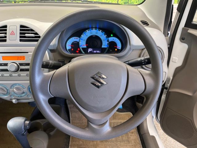 �C���e���A�ɍ��킹���f�U�C���̃X�e�A�����O�́A�^�]�������̂��Ƃ��l���A�^�]���₷���`��A�傫���ł��B�����x�A���ۂɐG���Ă��m���߂��������B