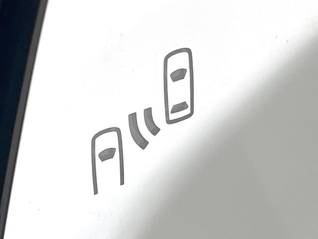 【ブラインドスポットモニター】走行中、ドアミラーの死角になりやすい箇所に後続車が接近するとサイドミラーのレンズに警告を表示!ドライバーに注意喚起をしてくれます。