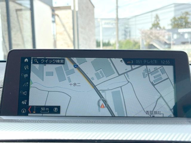 ��BMW�����i�r:��̊��̂���i�r�́A����������ԓ������o���Ă���܂��BBluetooth�Đ��ȂǃI�[�f�B�I�@�\���[�����Ă���܂��̂ŁA�^�]�����y���߂܂���