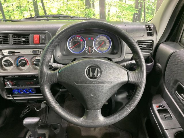 インテリアに合わせたデザインのステアリングは、運転される方のことも考え、運転しやすい形状、大きさです。是非一度、実際に触ってお確かめください。