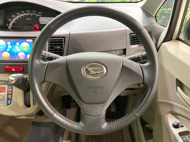 �C���e���A�ɍ��킹���f�U�C���̃X�e�A�����O�́A�^�]�������̂��Ƃ��l���A�^�]���₷���`��A�傫���ł��B�����x�A���ۂɐG���Ă��m���߂��������B