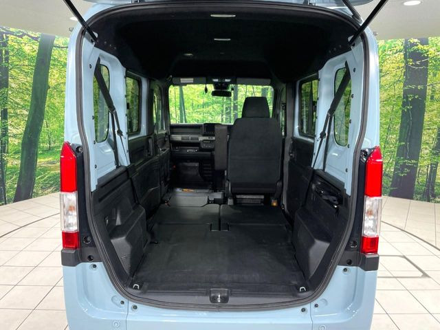 ���i�̂���������ʋ΁A���}���ɏ\���ȉ׎��X�y�[�X���m�ۂ��Ă���܂��B�Z�J���h�V�[�g��|���ƁA�傫�ȉו��̐ύڂ��\�ł���