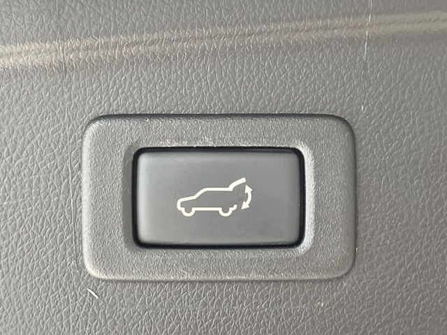 【パワーバックドア】スマートキーや運転席のボタンを押すだけでリアゲートが自動で開閉します!荷物を持っている時や、高い位置にあるバックドアを閉める際に便利な機能です♪