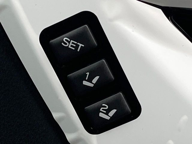 【メモリー機能付きパワーシート】ドライバーごとに設定したシート位置を記憶して、ボタン一つで切り替えできる便利な機能!運転する方が複数名いらっしゃるご家庭におすすめです♪