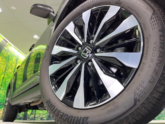 【純正17インチアルミホイール】外観にマッチした純正アルミホイールを装着しております。各種社外アルミホイールや、スタッドレスタイヤも取扱いしております。是非ご相談ください♪