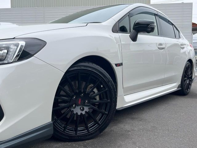 �y�����I�v�V����18�C���`�A���~�z�C�[���z�����I�v�V�����z�C�[���𑕒��B���s���\�̌���ɉ����A�O�ς����X�^�C���b�V���ɂȂ��Ă��܂��B