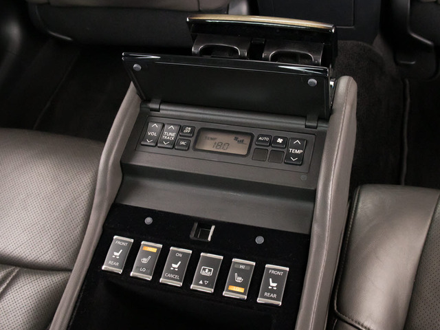 後席もVIP装備!後席センターコンソールの画像です!こちらのお車には、後席にもパワーシートが装備されています!更にオーディオなども後席から操作出来るなど豪華!ゲストに喜んで頂ける装備ですね!