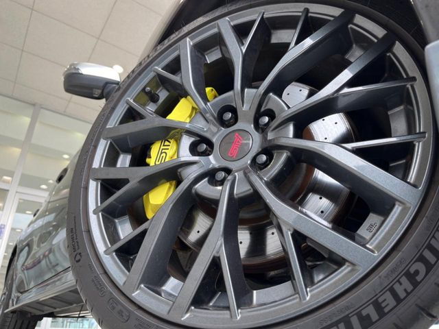 �y����19�C���`�A���~�z�C�[���z�O�ςɃ}�b�`���������A���~�z�C�[���𑕒����Ă���܂��B�e��ЊO�A���~�z�C�[����A�X�^�b�h���X�^�C�����戵�����Ă���܂��B���񂲑��k����������