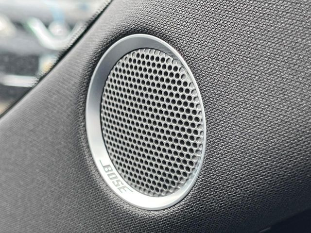 �yBOSE�T�E���h�V�X�e���z���i�ʃT�E���h�V�X�e���𓋍ځB��p�̃`���[�j���O���{���ꂽ�召�l�X�ȃX�s�[�J�[����ǎ��ȃT�E���h���t�ł��A�Տꊴ���ӂ�鉹����Ԃ����o���܂��B