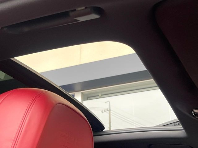 ●パノラマミックガラスルーフ:大迫力のパノラマルーフは、後部座席にまで続いており、開放的な空間をお楽しみいただけます。