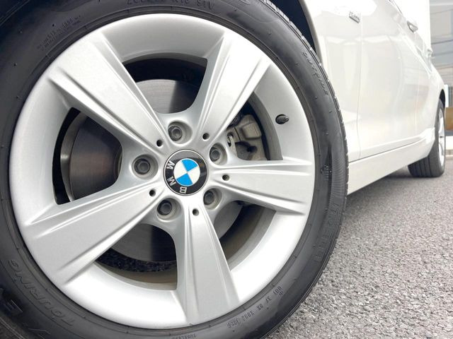 ●純正16インチアルミホイール:輸入車ならではの卓越した走りを支えるホイールと足回りです!日本車の走りに慣れている方にもぜひ体感して頂きたいほど、高いレベルでまとまっています!