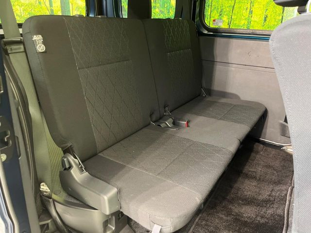 後部座席も気になるようなキズ・汚れやへたり等、大きなダメージはなく、良好な状態です。