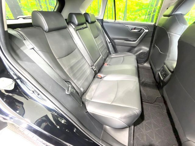 【合皮レザーシート】汚れのふき取りが容易でメンテナンスもが簡単な、機能性に優れる合成皮革を採用した上質なシートです。座り心地もよく、高級感あふれる心地良い車内空間を演出してくれます。