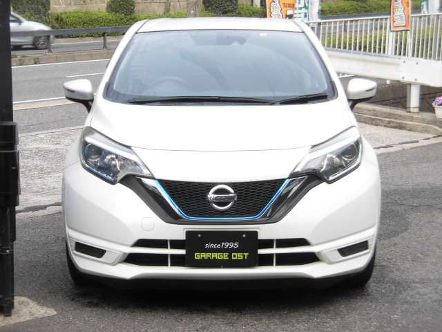 人気のノートeパワーが、パールホワイトで、衝突被害軽減システムで、純正ナビで、バックカメラで、Bluetoothで、オートライトで、ETCで、禁煙車で、車検2年整備付きで驚きの価格^^