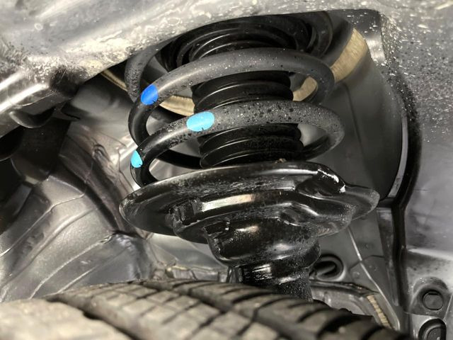 お車を安心してお乗りいただく為には、足回りの定期点検が欠かせません。サービスサポート(有償保証)では無料点検もご提供しており、安心のカーライフをお過ごしいただけるサポート体制が整っています。