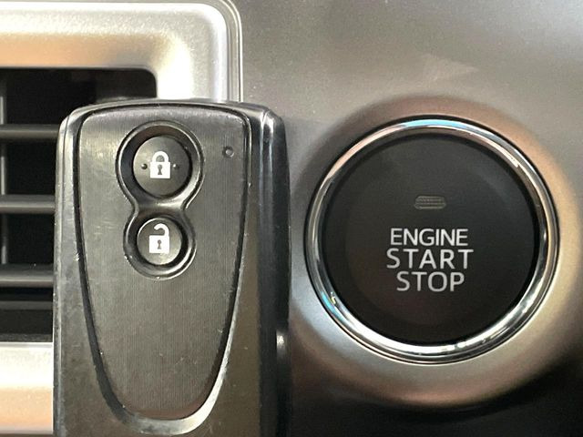 【キーフリーシステム】カバンやポケットに入れたままでもドアの施錠・解錠が可能なスマートキーを装備。エンジンのオン・オフ時もカギを取り出す必要が無いからとっても便利です♪