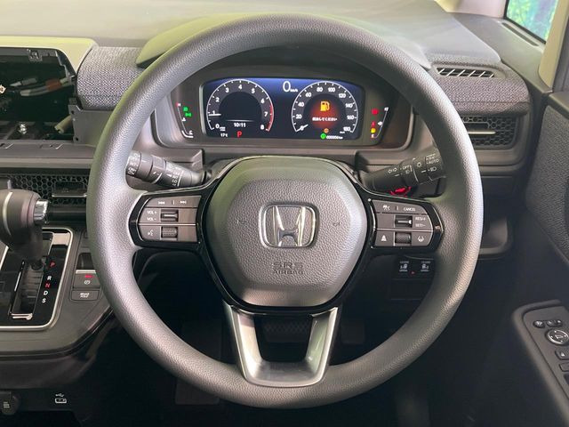 �C���e���A�ɍ��킹���f�U�C���̃X�e�A�����O�́A�^�]�������̂��Ƃ��l���A�^�]���₷���`��A�傫���ł��B�����x�A���ۂɐG���Ă��m���߂��������B