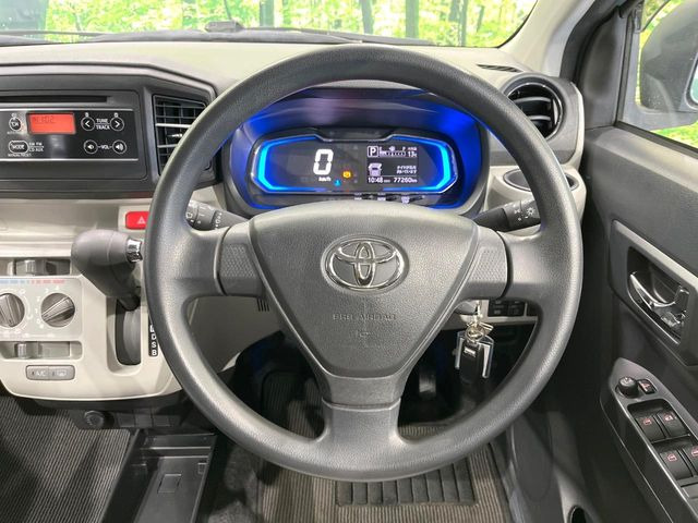 �C���e���A�ɍ��킹���f�U�C���̃X�e�A�����O�́A�^�]�������̂��Ƃ��l���A�^�]���₷���`��A�傫���ł��B�����x�A���ۂɐG���Ă��m���߂��������B