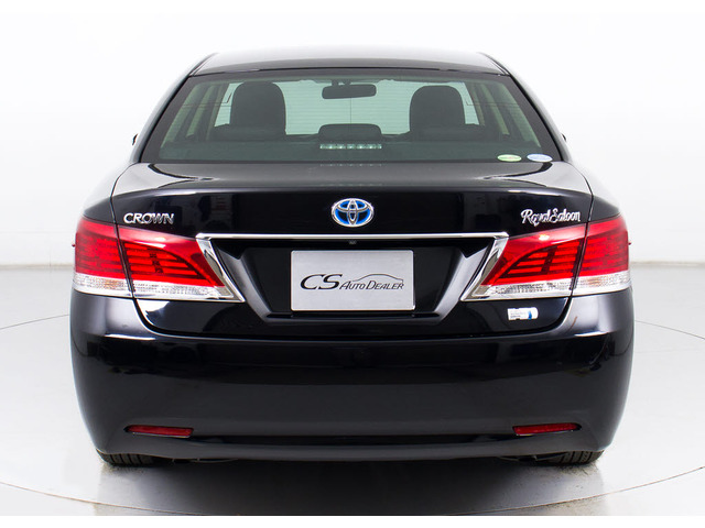 個性的なリアビューで御座います。精悍な佇まいは高級車ならではです。