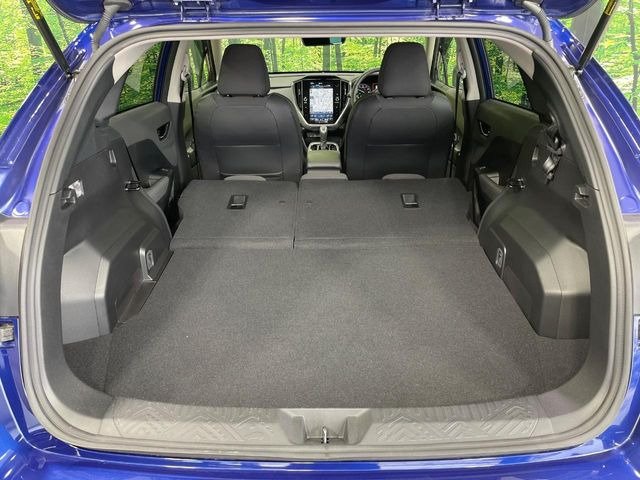 積み下ろしのしやすいデッキにはたっぷりと荷物を積み込んでいただけます。遊びから仕事まで、様々なシーンで頼れます♪