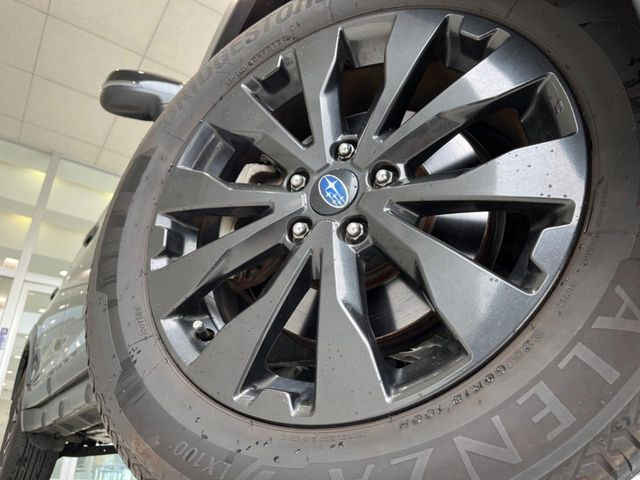 【純正18インチアルミホイール】外観にマッチした純正アルミホイールを装着しております。各種社外アルミホイールや、スタッドレスタイヤも取扱いしております。是非ご相談ください♪
