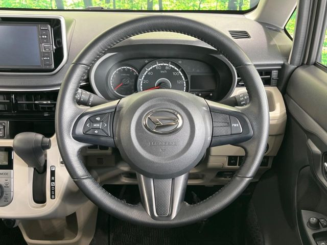 �C���e���A�ɍ��킹���f�U�C���̃X�e�A�����O�́A�^�]�������̂��Ƃ��l���A�^�]���₷���`��A�傫���ł��B�����x�A���ۂɐG���Ă��m���߂��������B