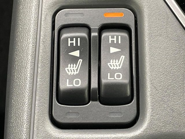 【シートヒーター】寒い日に重宝するシートヒーター!エアコンより早く温まってくれるので寒がりの人も安心ですね♪エアコンの温風は乾燥するから苦手、という方にもをおすすめです。