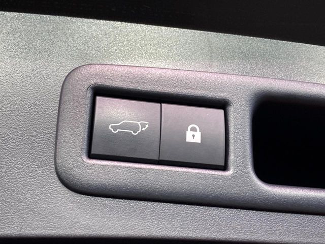 【パワーバックドア】スマートキーや運転席のボタンを押すだけでリアゲートが自動で開閉します!荷物を持っている時や、高い位置にあるバックドアを閉める際に便利な機能です♪