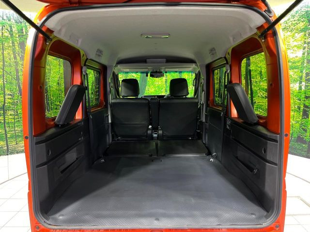 ���i�̂���������ʋ΁A���}���ɏ\���ȉ׎��X�y�[�X���m�ۂ��Ă���܂��B�Z�J���h�V�[�g��|���ƁA�傫�ȉו��̐ύڂ��\�ł���