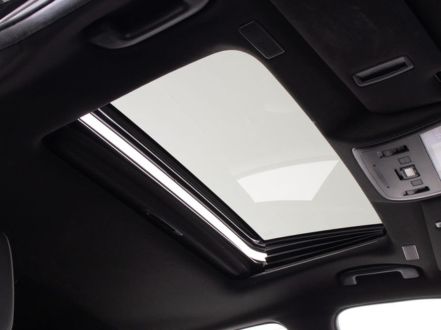 人気装備のサンルーフが付いています!上下チルトに前後スライド機能が付いていますので、様々なドライブシーンで活躍してくれます!!開放感ある車内空間は気持ちがいいですよ!是非体感してみて下さい!
