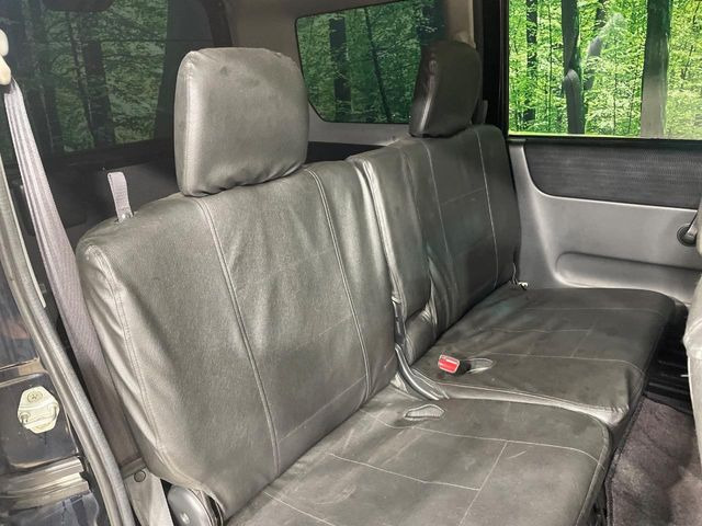 後部座席も気になるようなキズ・汚れやへたり等、大きなダメージはなく、良好な状態です。