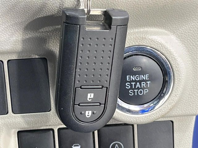 【スマートキー】カバンやポケットに入れたままでもドアの施錠・解錠が可能なスマートキーを装備。エンジンのオン・オフ時もカギを取り出す必要が無いからとっても便利です♪