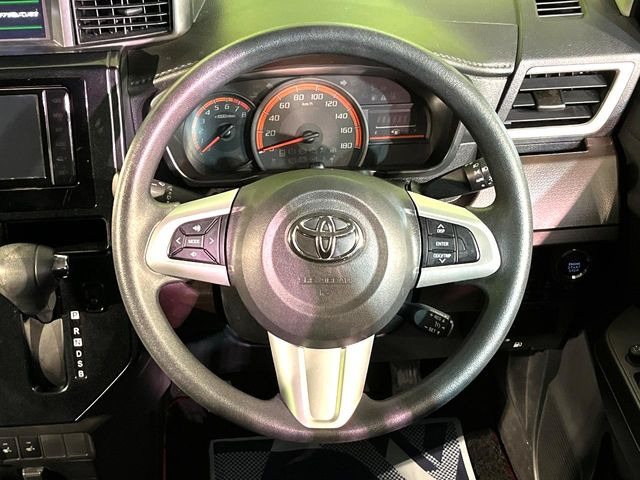 �C���e���A�ɍ��킹���f�U�C���̃X�e�A�����O�́A�^�]�������̂��Ƃ��l���A�^�]���₷���`��A�傫���ł��B�����x�A���ۂɐG���Ă��m���߂��������B