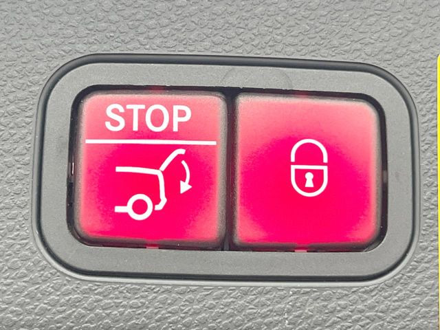 ●電動リアゲート:ワンタッチでリアゲートの開閉ができ、荷物などで両手が塞がっている状態でも簡単に開閉ができる便利機能です。