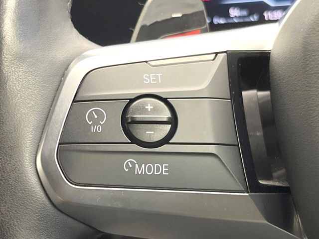 ●アクティブクルーズコントロール:前の車との車間距離を一定にとりつつ、一定速度で自動走行してくれる次世代のクルーズコントロール!主に高速道路や自動車専用道路で使用する便利な機能です!