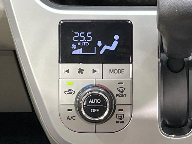 【オートエアコン】一度お好みの温度に設定すれば、車内の温度を検知し風量や温度を自動で調整。暑い&hellip;寒い&hellip;と何度もスイッチ操作をする必要はありません。快適な車内空間には必須の機能ですね♪