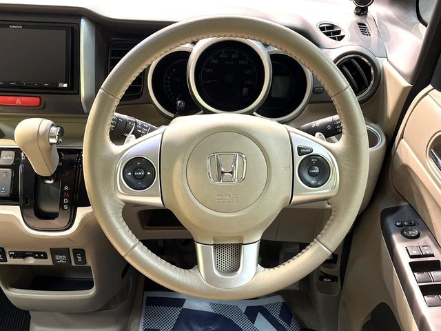 �C���e���A�ɍ��킹���f�U�C���̃X�e�A�����O�́A�^�]�������̂��Ƃ��l���A�^�]���₷���`��A�傫���ł��B�����x�A���ۂɐG���Ă��m���߂��������B