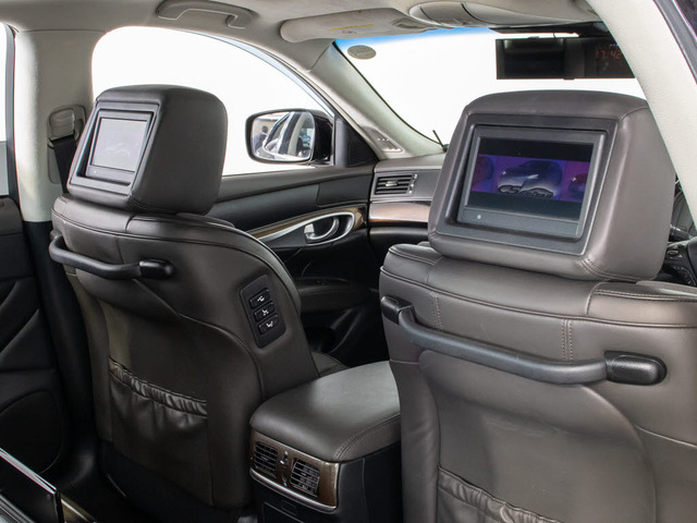 ヘッドレストに埋め込まれたリア席用のモニターと5.1chサラウンド再生が可能にしたBoseサウンドシステムにより、すべての席でバランスのよい音場リスニング出来ます。