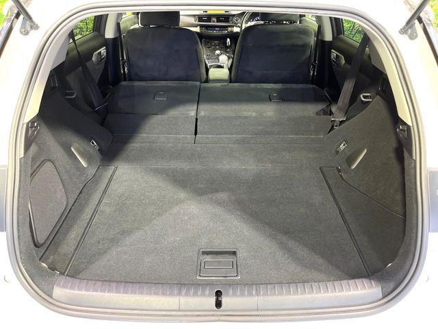 ���i�̂���������ʋ΁A���}���ɏ\���ȉ׎��X�y�[�X���m�ۂ��Ă���܂��B�Z�J���h�V�[�g��|���ƁA�傫�ȉו��̐ύڂ��\�ł���